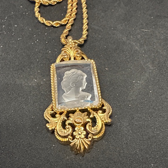 Elegant Gold Colour Signed Edger Berebi Cameo Pendant Necklace (Rare And Unique) - Picture 2 of 13